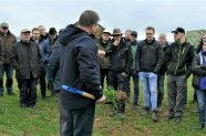 Landwirt zeigt Bodenprofil 